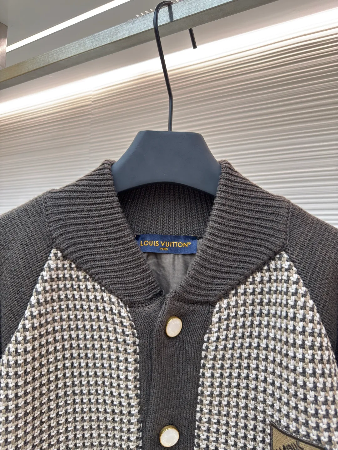 LOUIS VUITTON jacquard 3D pilot plaid sweater ●Original version: 29100 purchase and development ●Item number: 1680703-C10 ●Fabric: cotton wool fabric ●Technology: jacquard knitting ●Version: fitted version ●Weight: about 1565 grams ●Size: S-M-L-XL ●Description: Made of 100% cotton wool, lining is 100% rayon. This style is made of custom-dyed wool yarn, and the off-white color is matched with the same color as the original. The plaid is woven by an imported machine, showing a 3D jacquard effect. The embroidery adopts 3D three-dimensional embroidery, and the original effect is embroidered according to the brand's iconic logo on the chest. The number of stitches is about 4600, the buttons are made of natural resin pearl buttons, and the bottom is equipped with a metal seat. From the Spring/Summer 2025 show, this cotton bomber jacket features a distinctive LV Stitch jacquard pattern that traces the miniature LV logo, while elegant ribbing outlines the collar, raglan sleeves and pockets. The Marque L.Vuitton DÃéposée patch is the finishing touch, and the pearlescent buttons add a dandy feel, making it a perfect layering choice during the changing seasons. The overall wiring is straight and delicate, the fabric is comfortable and soft, and the color is consistent without color difference. It can be matched with the same style to create a fashionable look and control various occasions. Customized accessories, complete with three standards, same style for men and women!